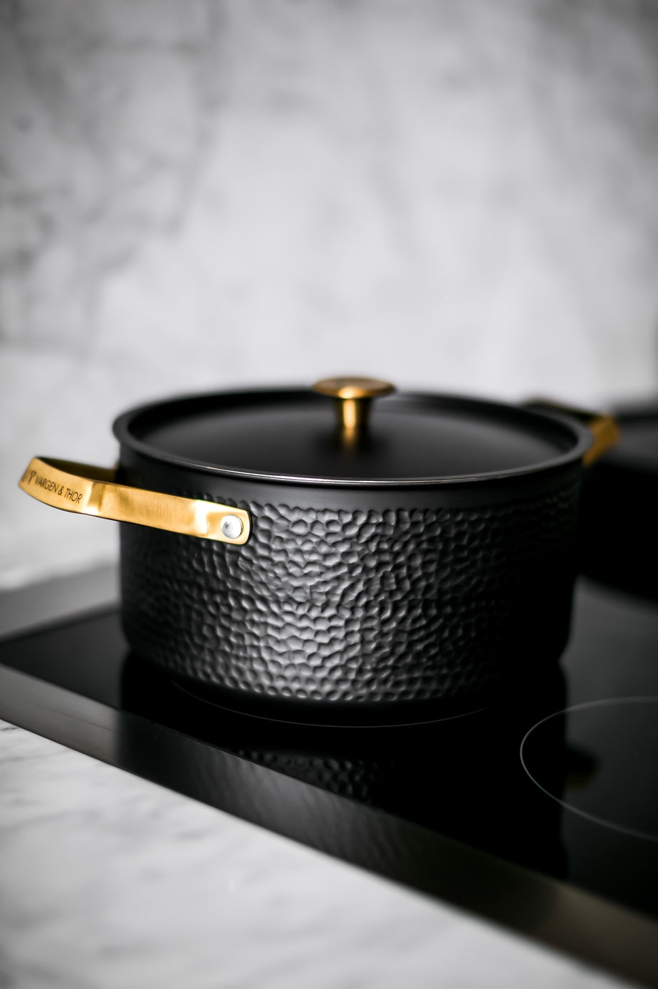 Vargen & thor MIO – 4L Mattsvart gryta med detaljer i mässing