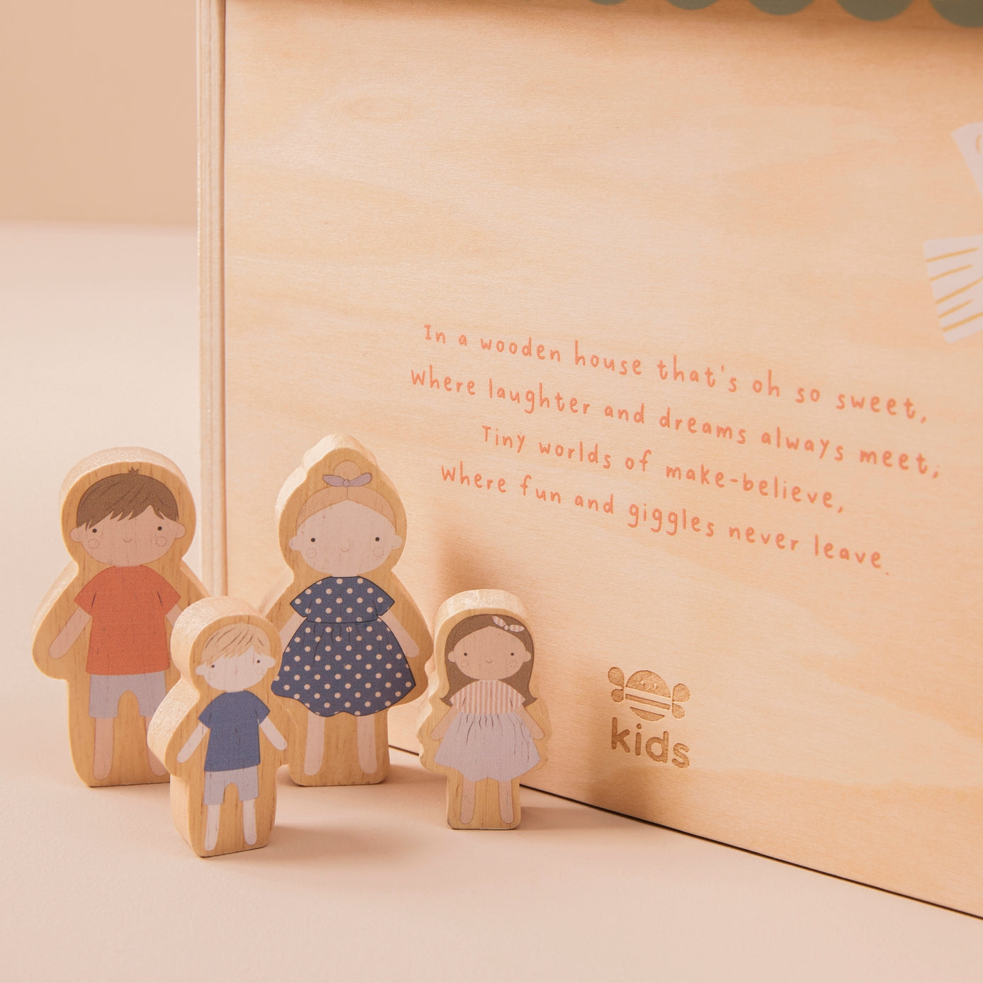 Just Bee Kids trädockhus med familjefigurer (FSC)