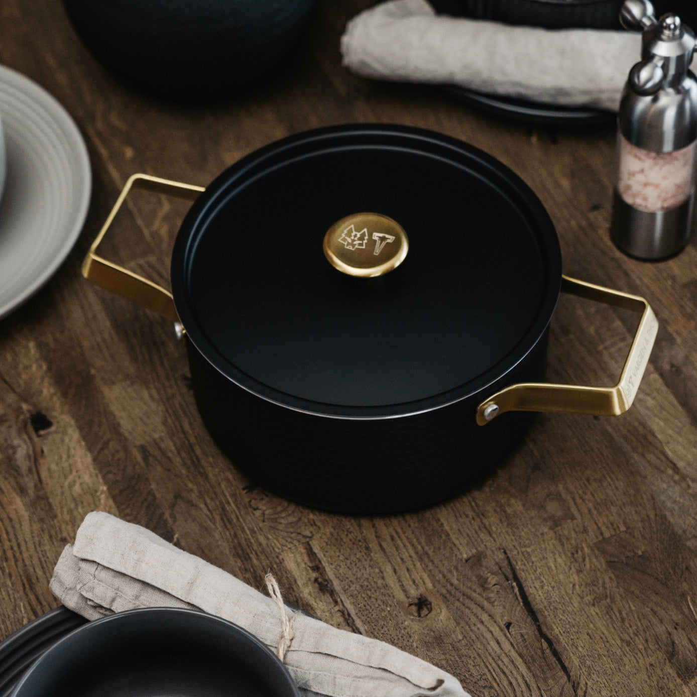 Vargen & thor MANDUS 2 - 2,8L Mattsvart gryta med detaljer i mässing