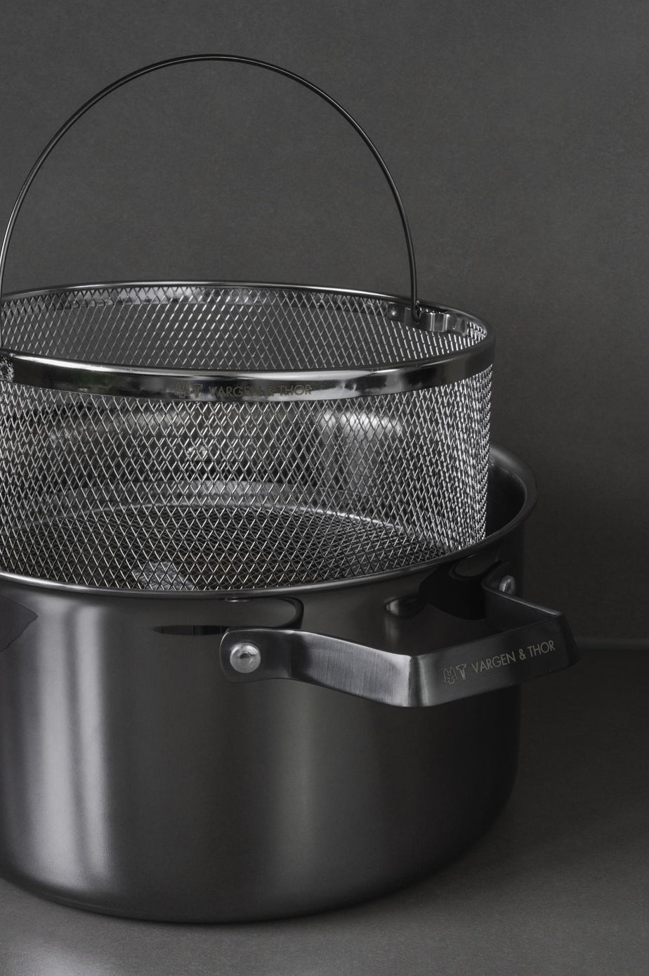 Vargen & thor BAMBA – 5.5L Gryta inkl. pastakorg, Serie: SVARTSTÅL