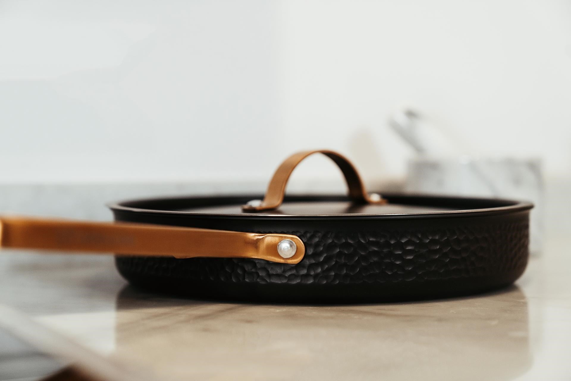 Vargen & thor MODELL X - Svart traktörpanna med detaljer i mässing (28cm)