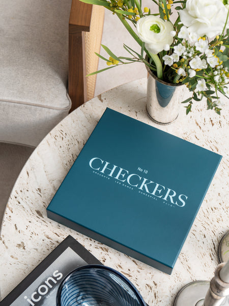 Checkers, ett strategiskt och tidlöst brädspel.